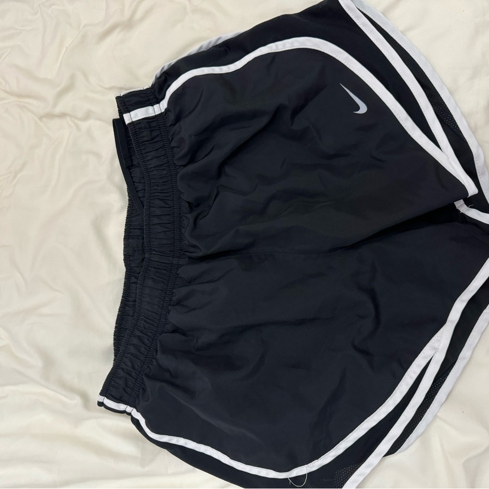 BLACK NIKE SHORTS